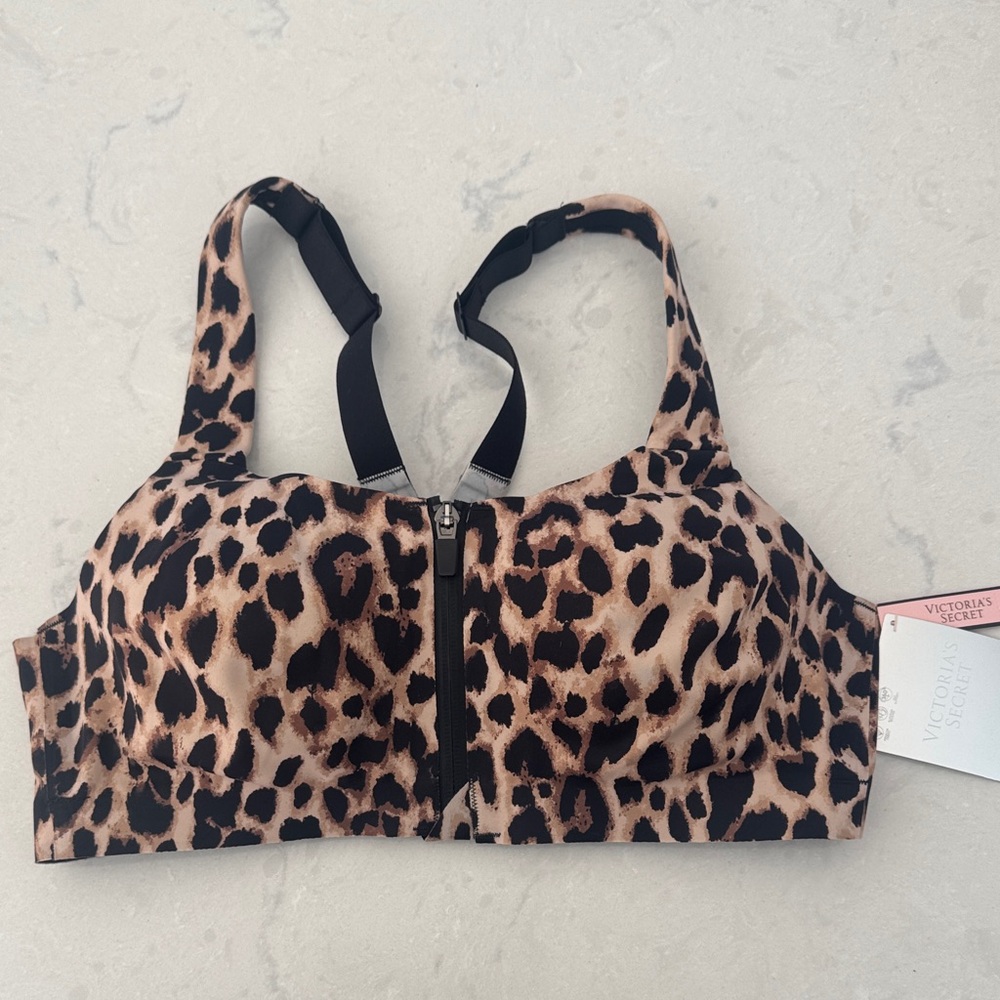 VS Animal Print Sports Bra and performance 7/8 high rise legging with pockets!